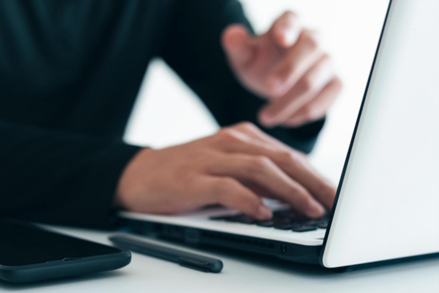 Ambiente di apprendimento collaborativo con persone impegnate in attività di crescita personale