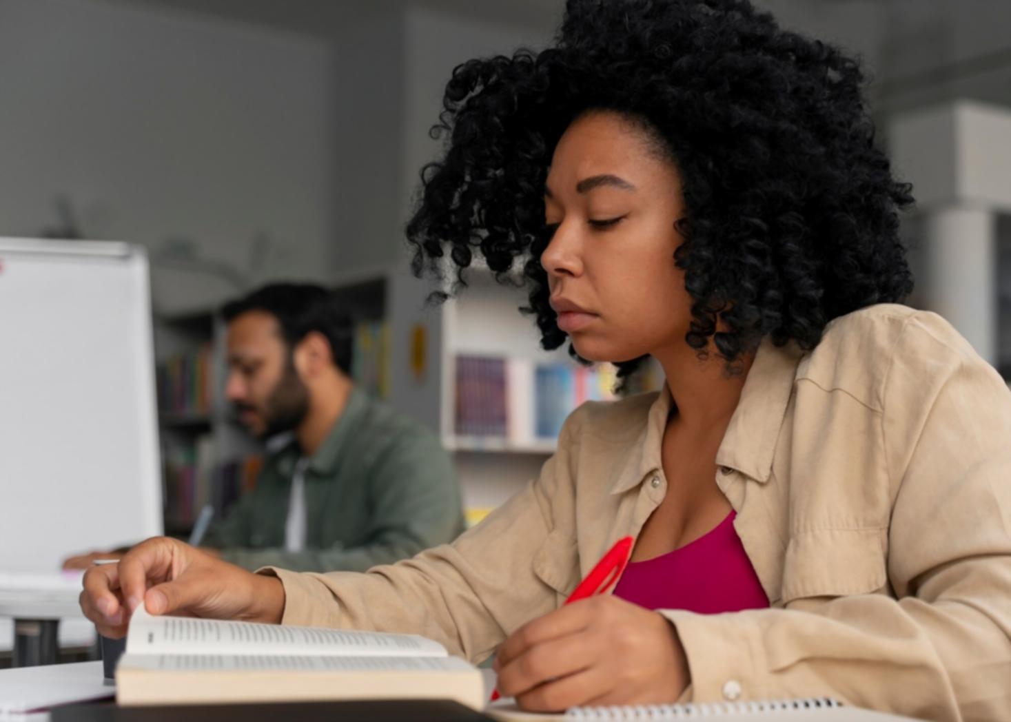 Persona che lavora su progetti pratici di sviluppo personale con materiali educativi